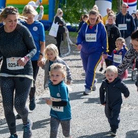 Børn og voksne løber til Klovneløb