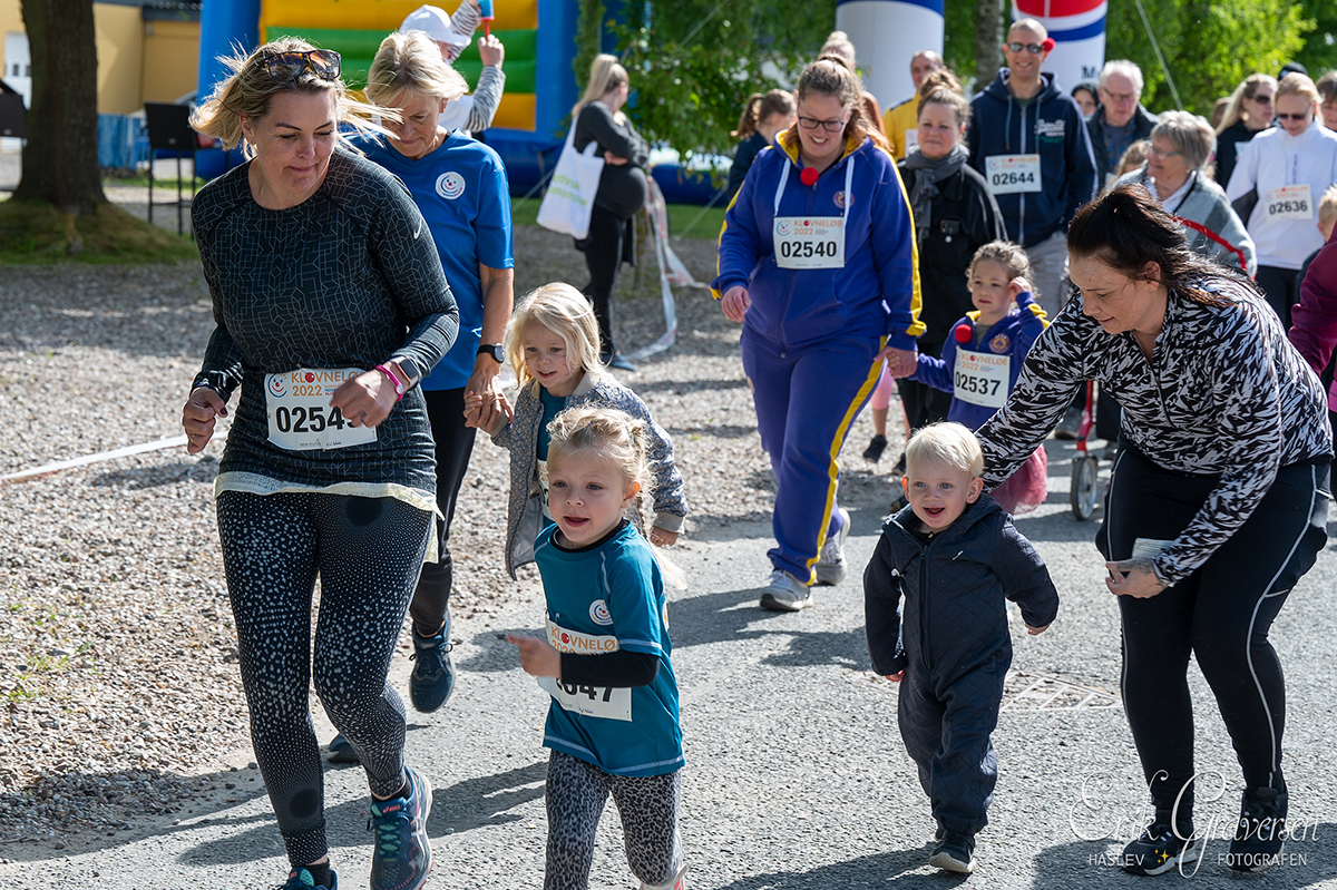 Børn og voksne løber til Klovneløb