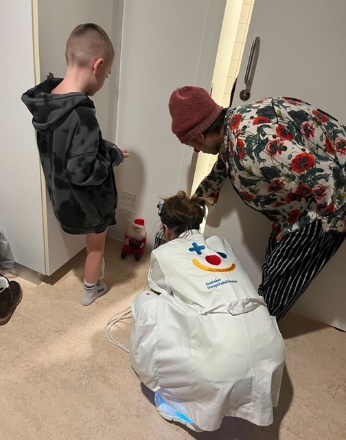 Malte og to Hospitalsklovne som kigger en julemandsfigur