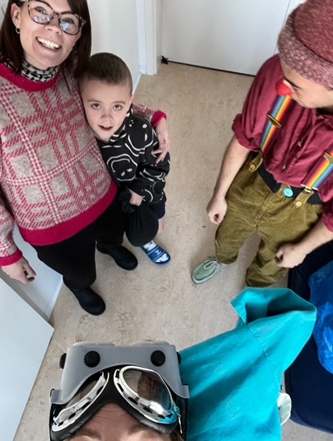 Barnet Mate og hans mor Mia med hospitalsklovnen Hector