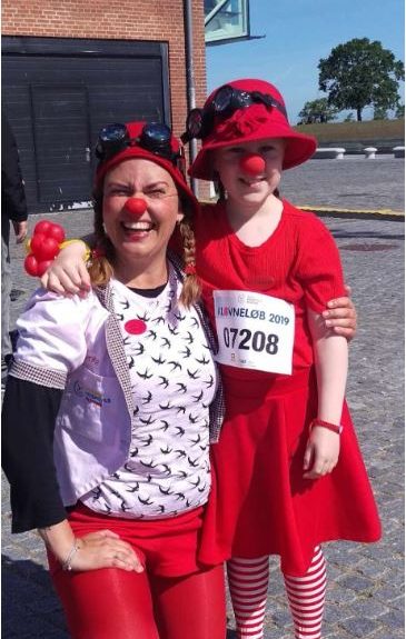 Nienke og Kaisa til klovneløb med røde næser