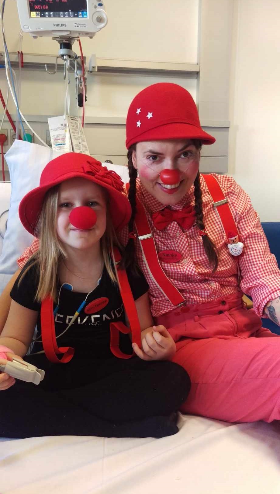 Kaisa og Nienke med røde næser og seler