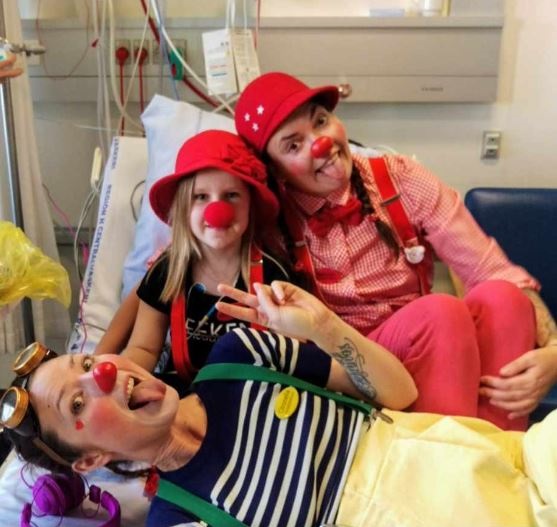 Nienke, Citronella og Kaisa i hospitalsseng