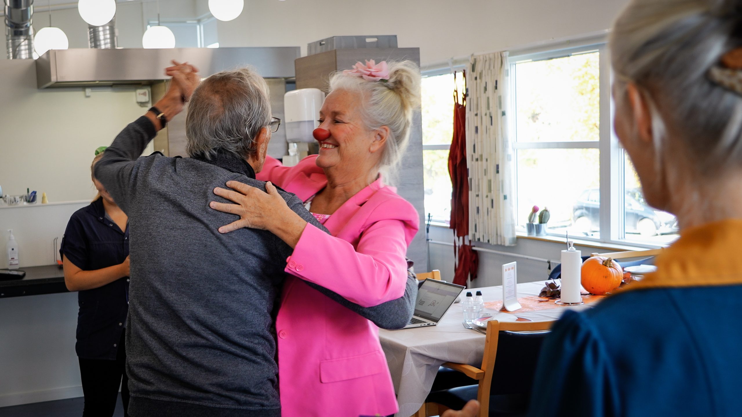 hospitalsklovnen Rosita der danser med en ældre herrer