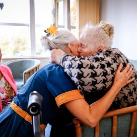 hospitalsklovnen Petunia sammen med en ældre dame som kysser Petunia på kinden