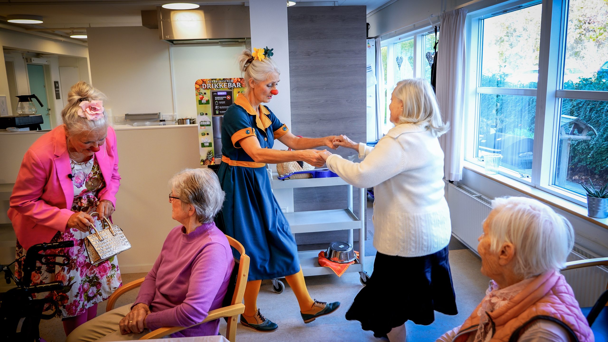 hospitalsklovnen Petunia der danser med de ældre i plejehjem