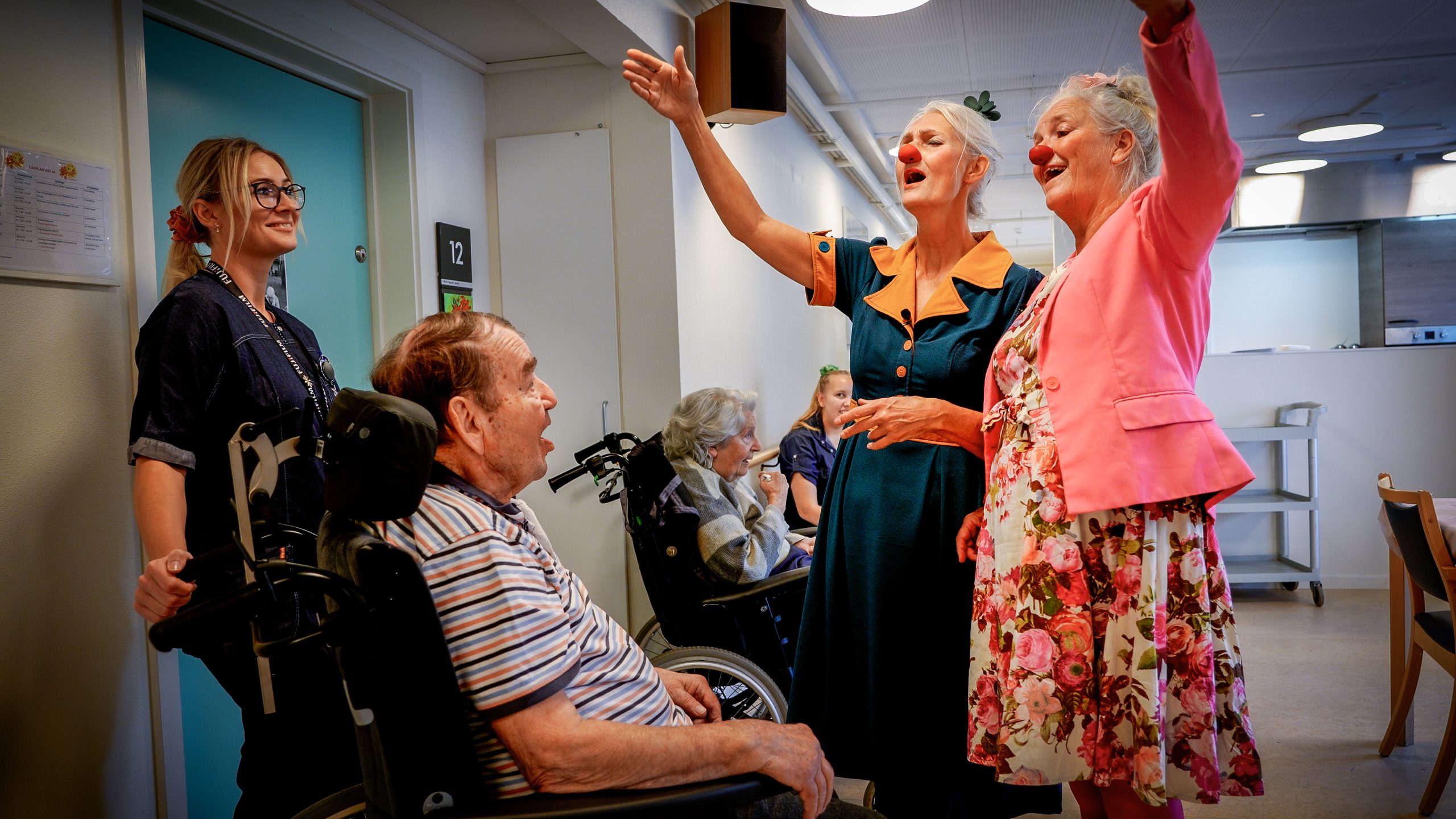 hospitalsklovnene Petunia og rosita Der synger med de ældre