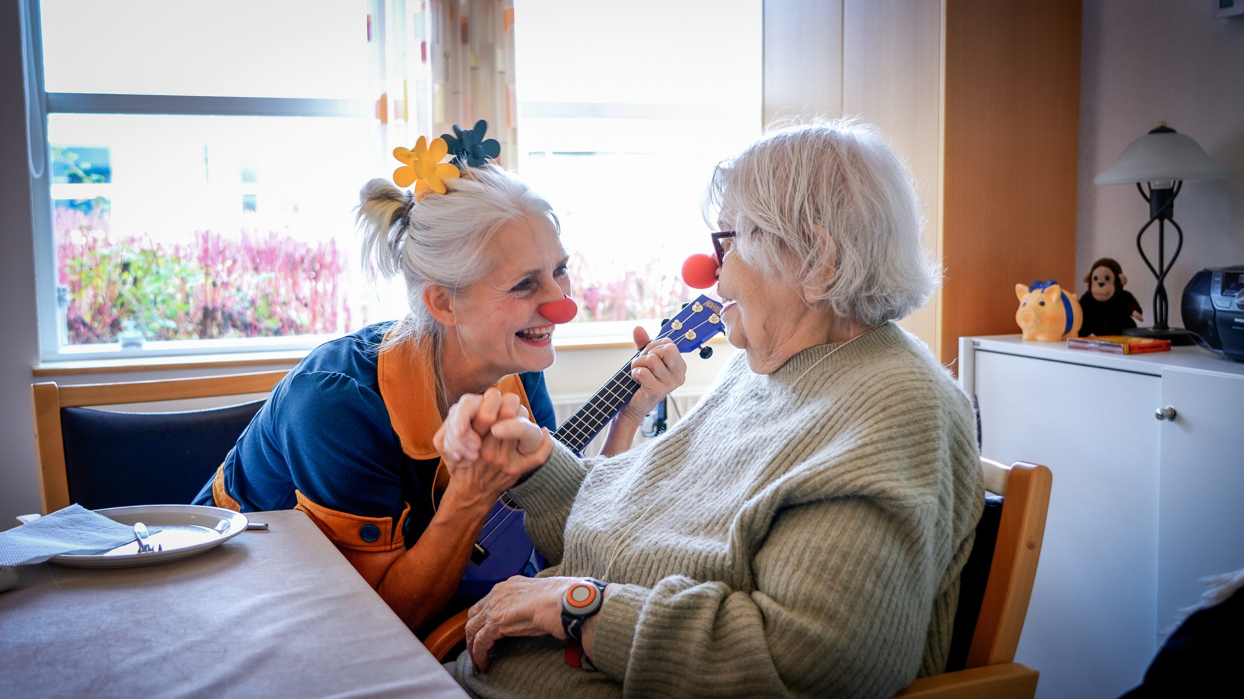 Petunia der holder en ældres dames hånd