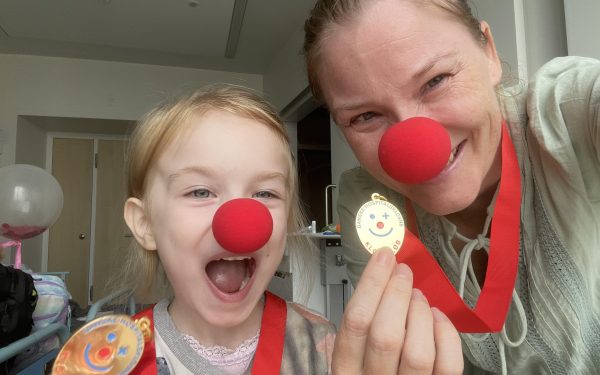 Billede af Emilia og mor fra afdelingsklovnelob