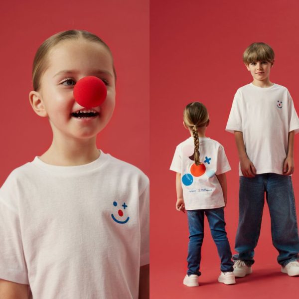 Pige med en rød klovnenæse. Pige og dreng ved siden af hinanden med støtte t-shirts til Danske Hospitalsklovne