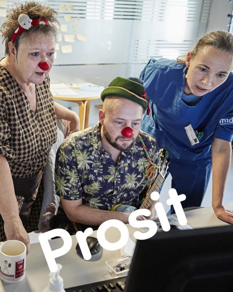 Hospitalsklovnene Elmer og Theodor står og kigger på en computerskærm sammen med en radiograf fra Aarhus Universitetshospital