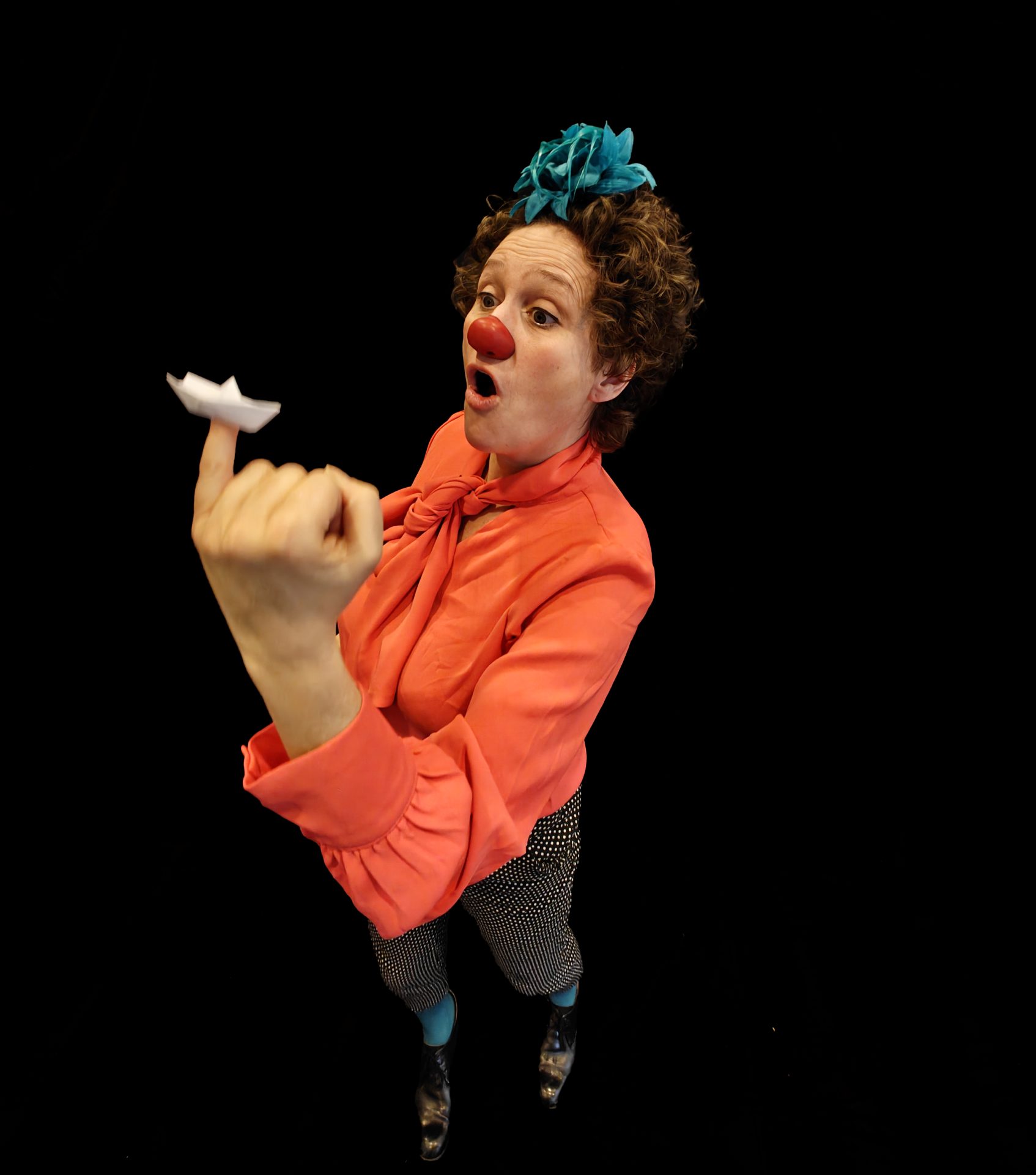 Hospitalsklovnen Veranda står med en lille papirfoldet båd på lillefingeren