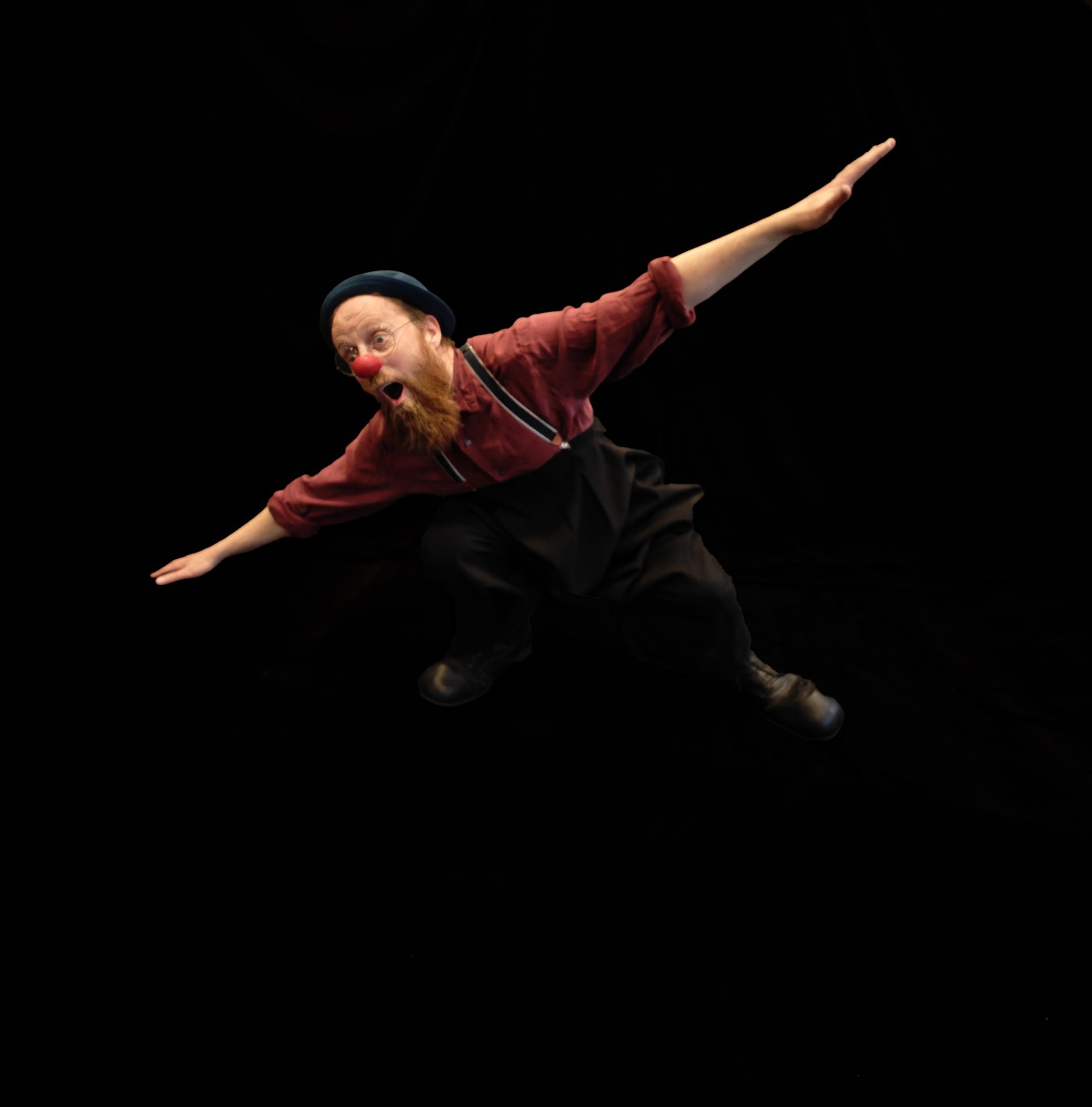 Hospitalsklovnen Dr. Dulle flyver igennem luften med armene ud til siden