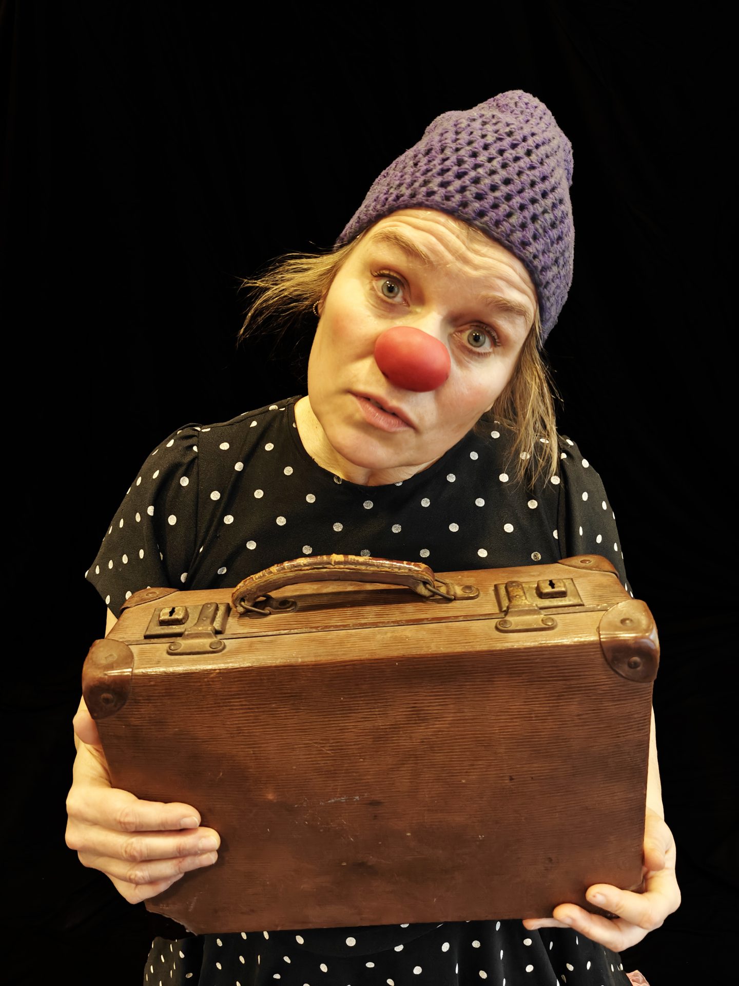 Hospitalsklovnen Ruth står med en kuffert i hånden