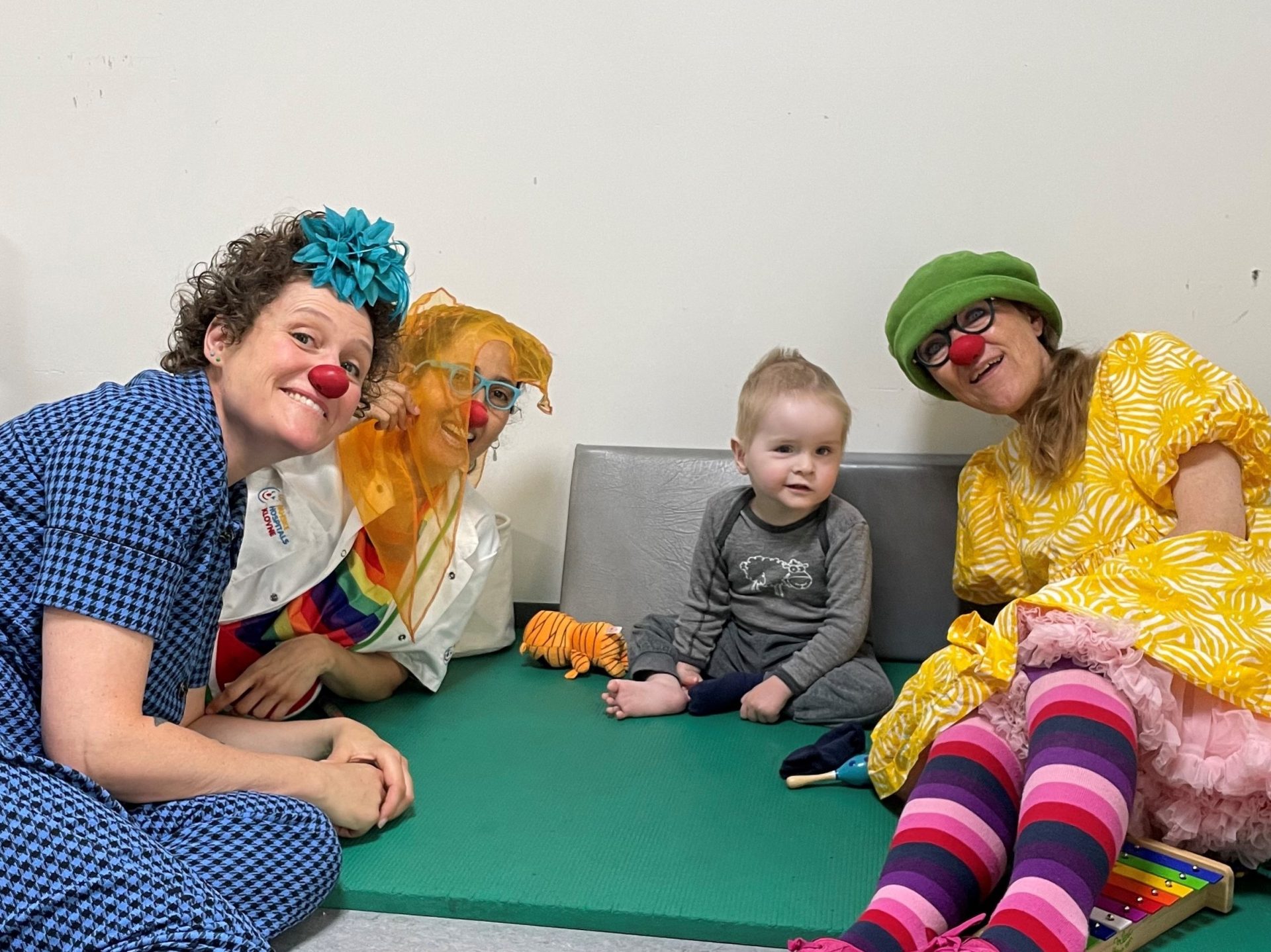 Lucas med hospitalsklovnene Veranda og Luna