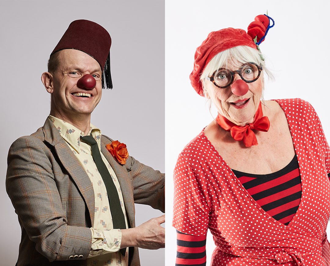 Et dobbeltportræt af to hospitalsklovne. Til venstre hospitalsklovnen Nipo Hipopopolus og til højre hospitalsklovnen Karla