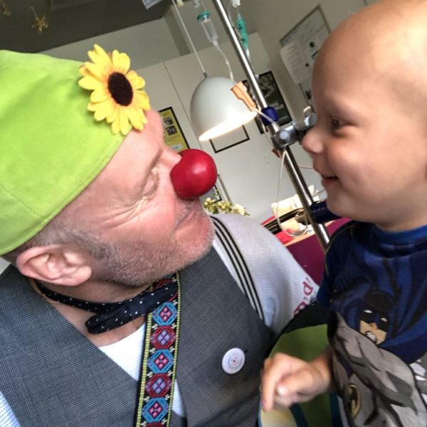 Hospitalsklovnen Baroli kigger på Oliver, som er tre år gammel