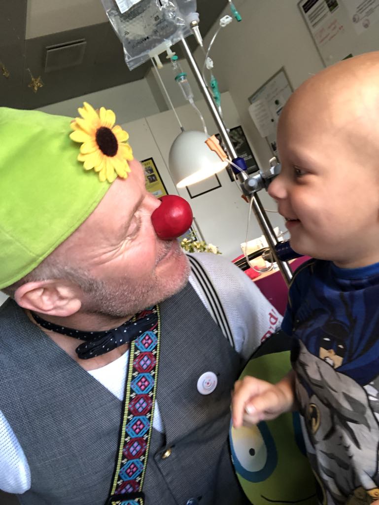 Hospitalsklovnen Baroli kigger på Oliver, som er tre år gammel