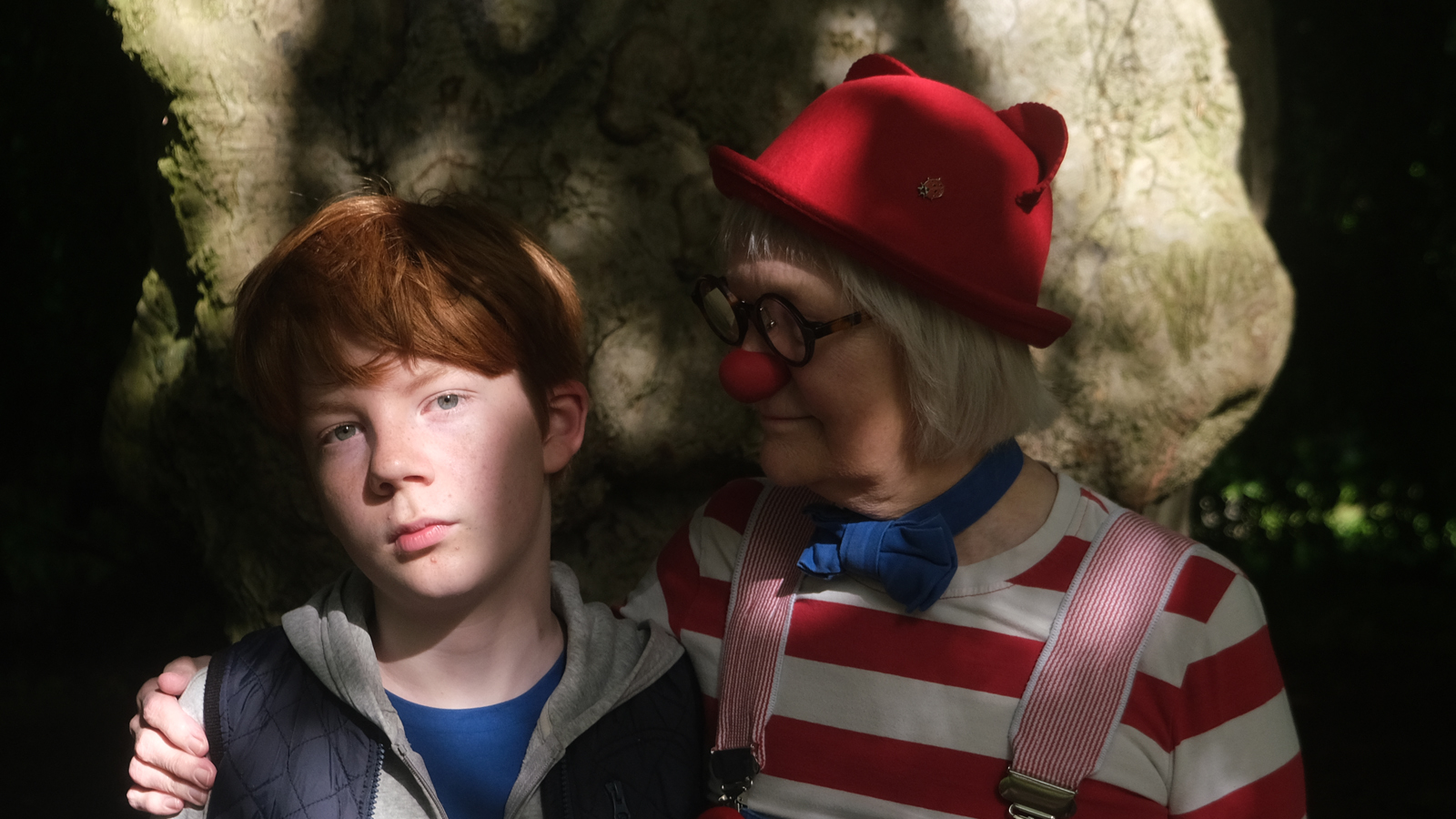 Asker på 12 år står i skovbrynet sammen med hospitalsklovnen Ludo