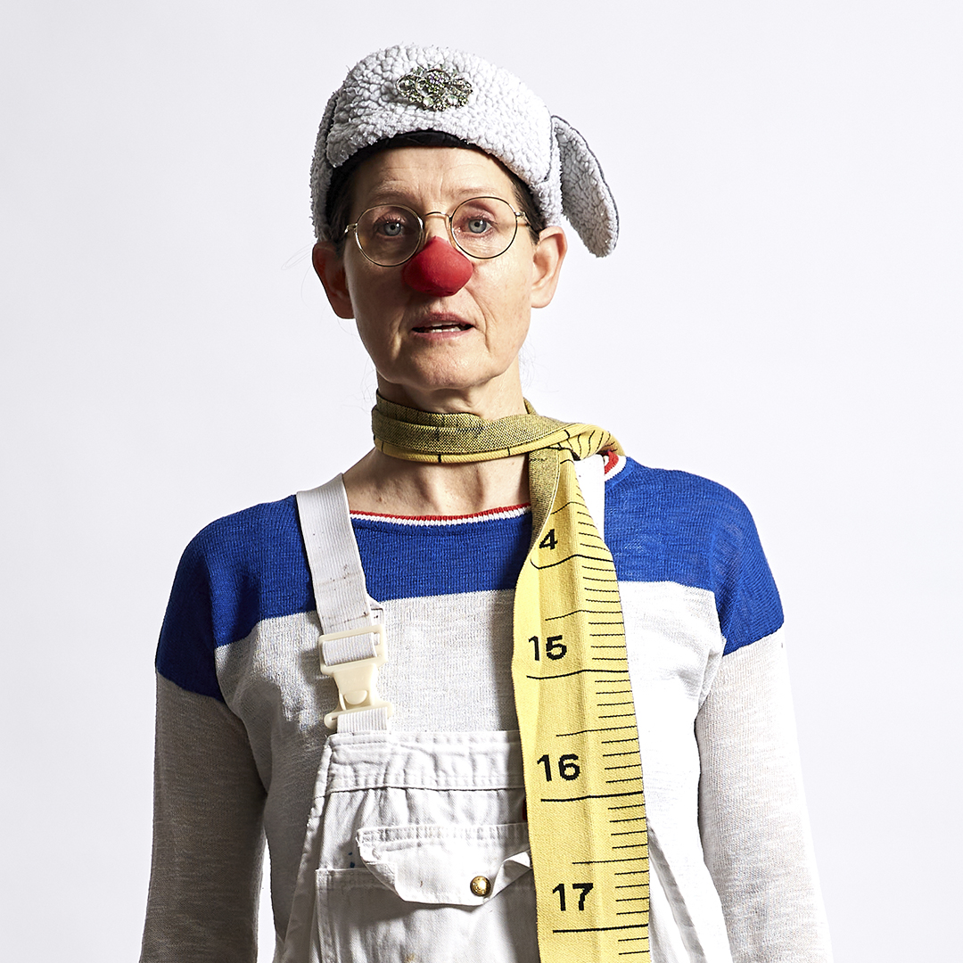 Hospitalsklovnen Baglæns kigger direkte i kameraet