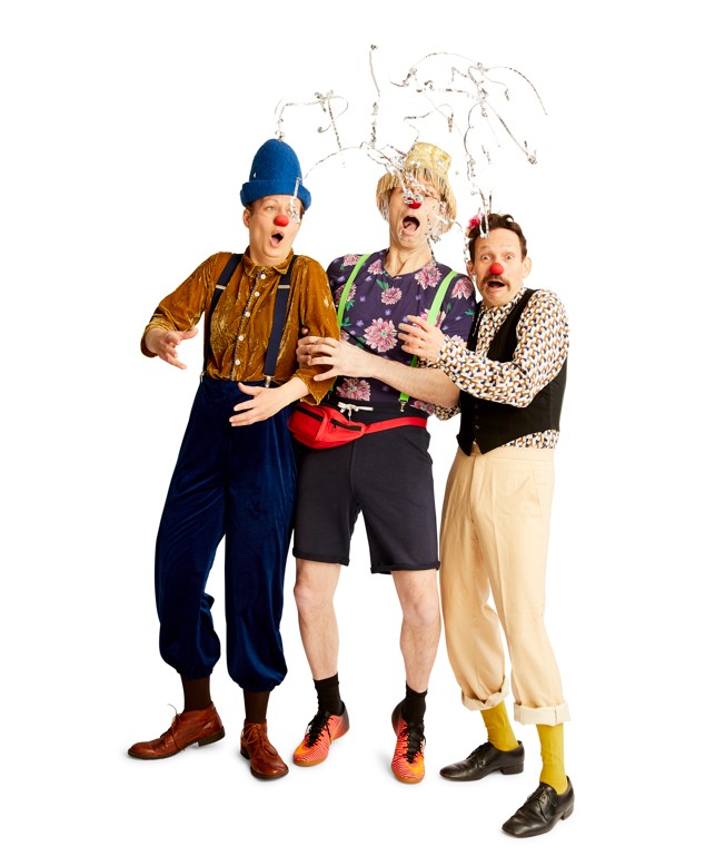 Billede af tre hospitalsklovne, der fejrer nytår med konfetti.