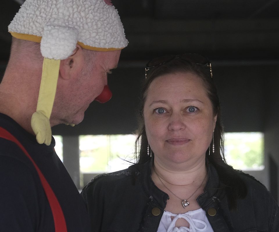 Hospitalsklovnen Baroli og Mille står ved siden af hinanden. Mille kigger ind i kameraet - Baroli kigger på Mille.