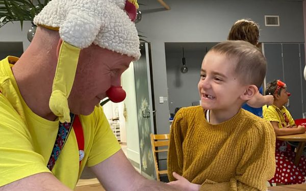 Hospitalsklovnen Baroli og Sia sidder sammen ved et bord.