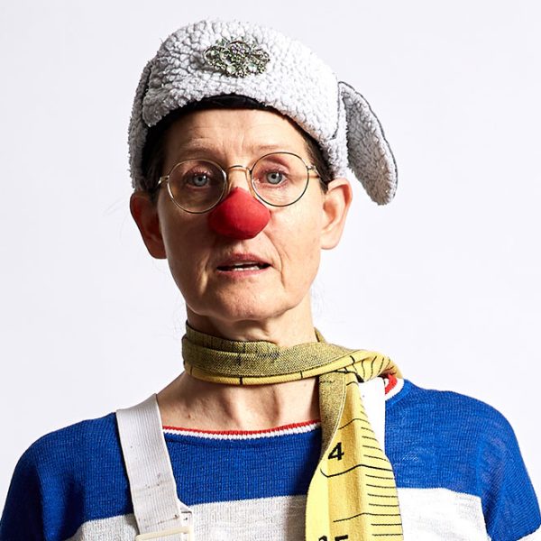 Hospitalsklovnen Baglæns kigger direkte i kameraet