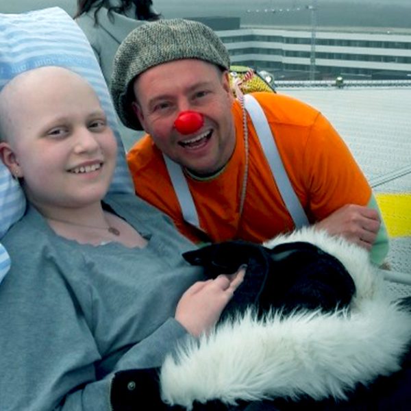 Clara sammen med hospitalsklovnen Theodor