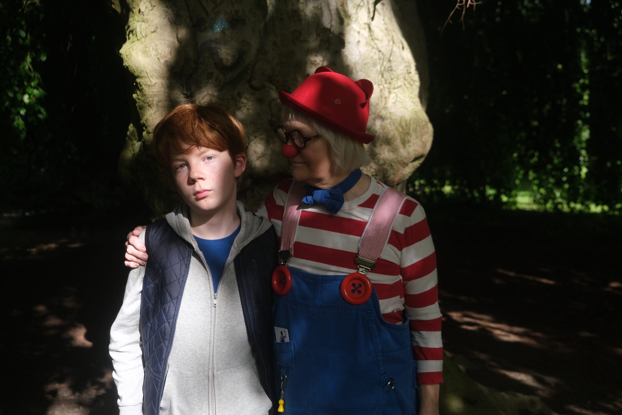 Asker på 12 år står i skovbrynet sammen med hospitalsklovnen Ludo
