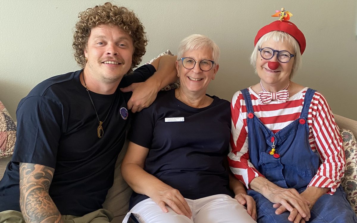 Hospitalsklovnen Ludo sidder sammen med to personaler fra Lukashuset. Susan Mortensen, udviklingssygeplejerske og socialpædagog Patrick Ørnø Richter