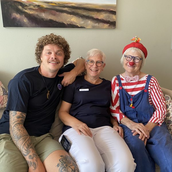 Hospitalsklovnen Ludo sidder sammen med to personaler fra Lukashuset. Susan Mortensen, udviklingssygeplejerske og socialpædagog Patrick Ørnø Richter,