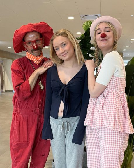 Silja sammen med hospitalsklovnene Ziggi og Sne