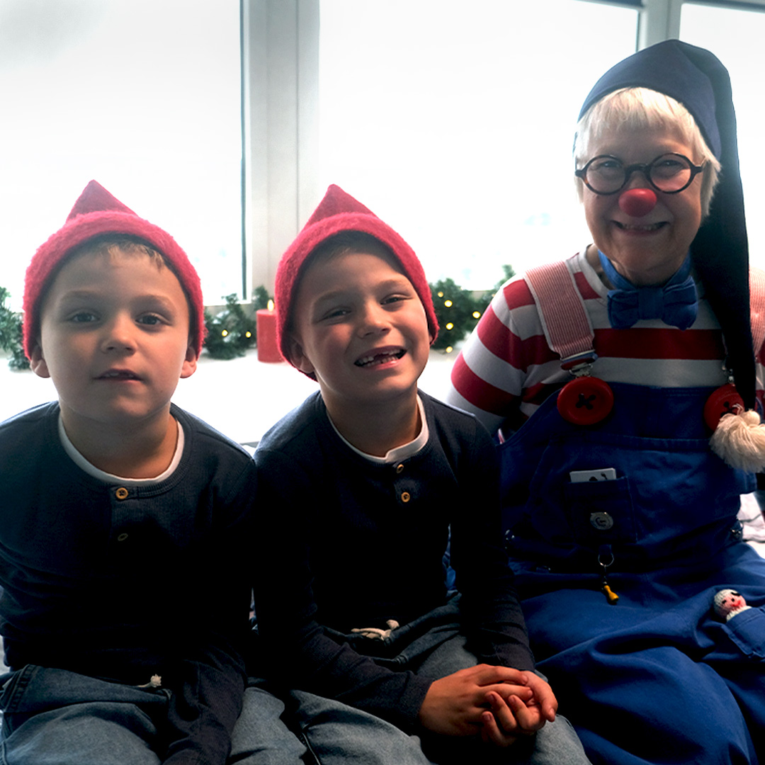 Tvillingerne Kasper og Kristoffer og hospitalsklovnen Ludo