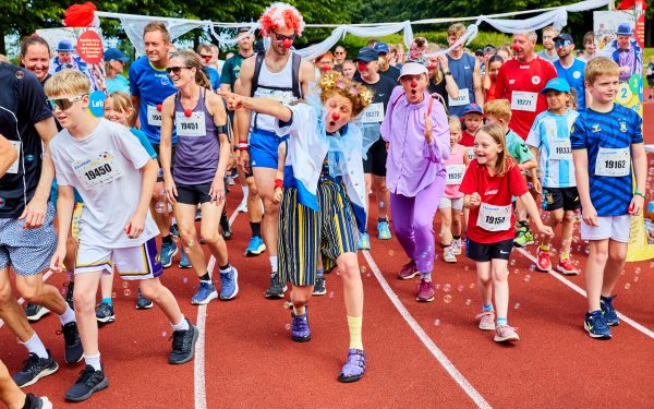 Hospitalsklovnen Tundra og Vivi skyder Klovneløbet i Roskilde i gang