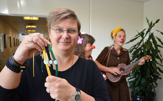 Creativ Company modelfoto af barn med knyttede armbånd