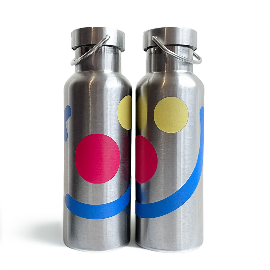 Pige med en rød klovnenæse. Pige og dreng ved siden af hinanden med støtte t-shirts til Danske Hospitalsklovne